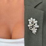 Broșă Mărțișor Gentuță - Buchet cu Floare și Perle - imagine 3