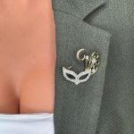 Broșă Mărțișor Gentuță - Mască Aurie - imagine 3