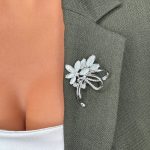 Broșă Mărțișor Gentuță - Buchet Argintiu cu Floricele - imagine 3