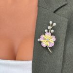 Broșă Mărțișor Gentuță - Floare Aurie cu Petale Mov - imagine 3