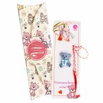 Broșă Pin Mărțișor Copii - Ursuleț Gri cu Fundiță