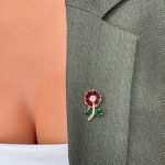 Broșă Pin Premium Gold Plated - Floricică cu Petale Roșii - imagine 3