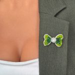 Broșă PREMIUM Gold Plated - Fundiță cu Pietricele Verzi Hand-Made - imagine 3